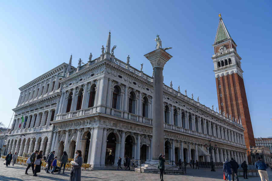 Italia - Venecia 006 - plazeta de San Marcos - Libreria Marciana y campanario de San Marcos.jpg